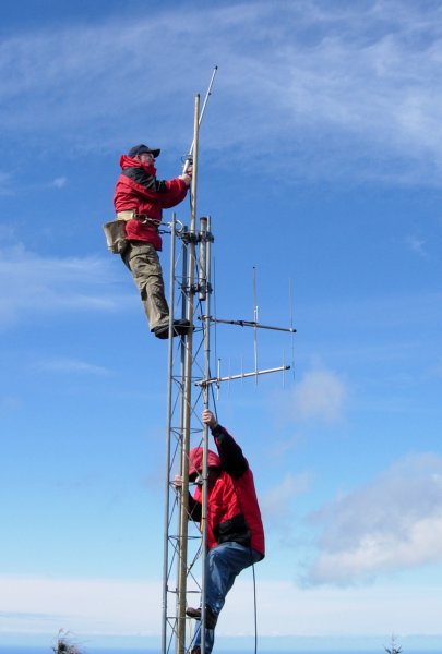 Frank gives Jay the temporary antenna.